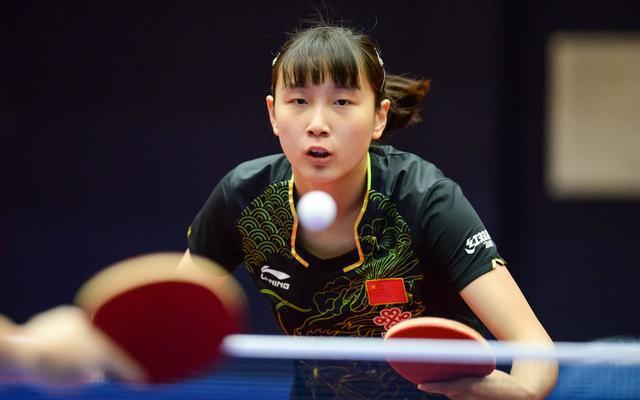 足球场的坚 足球场的坚